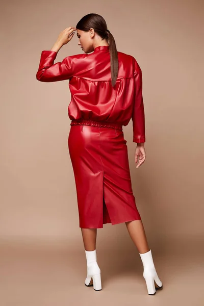 Sexy bonita mujer de moda usar espuma traje rojo falda chaqueta casu — Foto de Stock