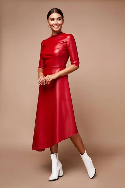 Sexy mujer de moda bonita usar espuma vestido rojo tendencia casual clo — Foto de Stock