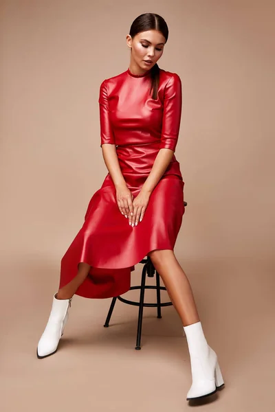 Sexy bonita moda mulher desgaste preguiçoso vermelho vestido casual tendência clo — Fotografia de Stock