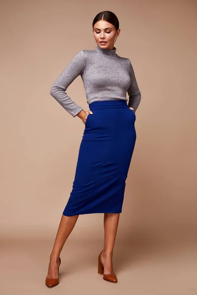 Sexy mooie mode vrouw slijtage blouse rok casual trend kleding — Stockfoto