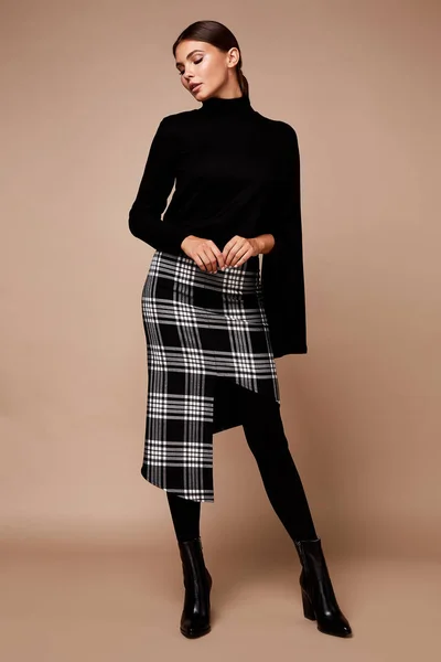 Сексуальная красивая мода женщина носит юбку свитер мода одежды Колле — стоковое фото
