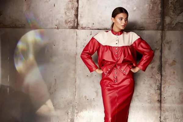 Sexy bella moda donna indossare schiuma abito rosso giacca gonna casu — Foto Stock