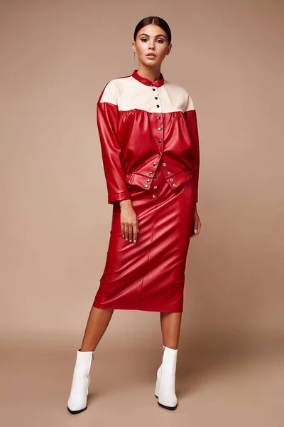 Сексуальна красива жінка одягнена в пілінгову червону спідницю піджак — стокове фото