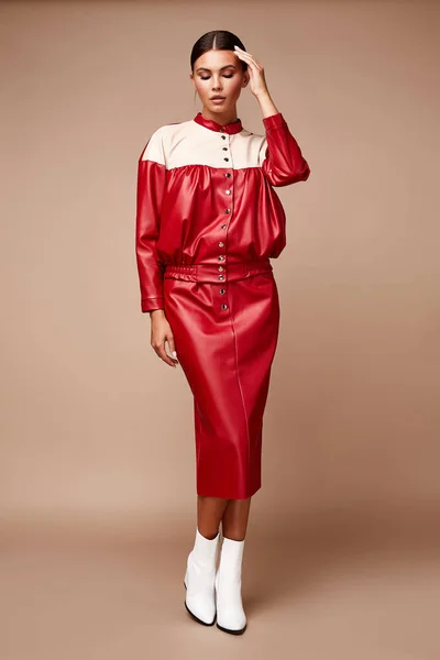 セクシーなかわいいファッションの女性は泡立つ赤いスーツスカートジャケットのカスーを着用 — ストック写真