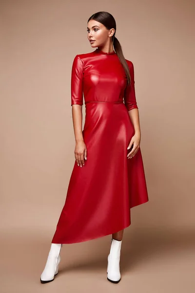 Sexy bonita moda mulher desgaste preguiçoso vermelho vestido casual tendência clo — Fotografia de Stock