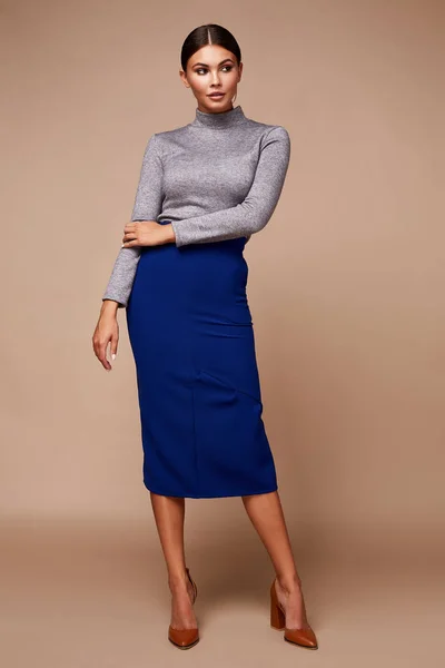 Sexig söt mode kvinna bär blus kjol casual trend kläder — Stockfoto