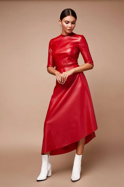 섹시한 예쁜 패션 여자 착용 거품 빨간 드레스 캐주얼 트렌드 클로 — 스톡 사진
