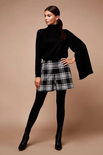 Sexy bonita mujer de moda usar suéter corto tendencia ropa colle — Foto de Stock