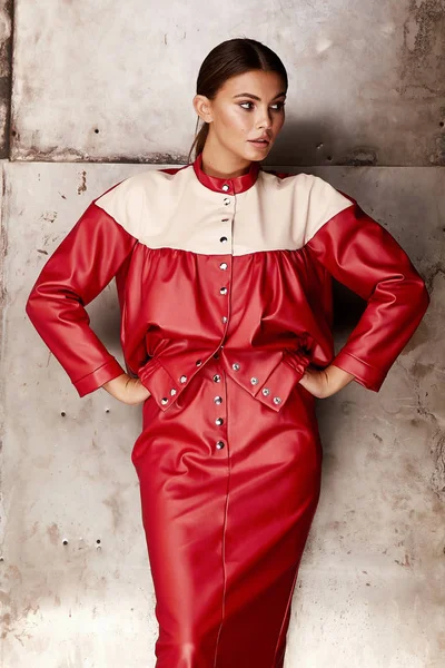 Sexy jolie mode femme porter mousse costume rouge jupe veste casu — Photo