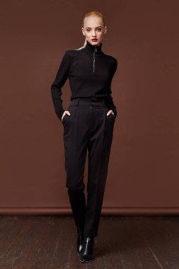 Güzel, seksi, uzun sarı saçlı, çekici bir kadın. Pantolon giy.