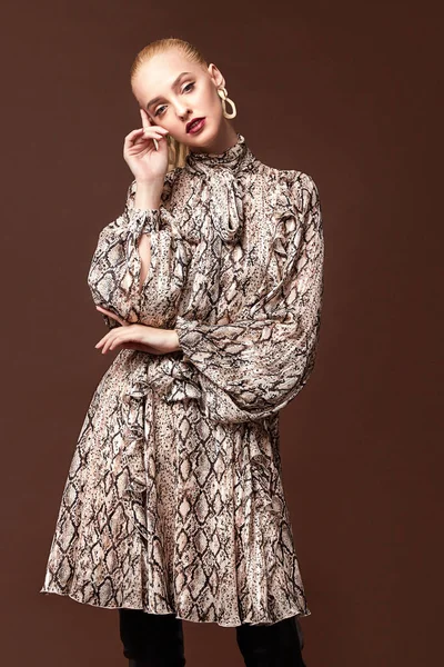 Όμορφο μοντέλο μόδας φορούν ρούχα μεταξωτό φόρεμα animal print — Φωτογραφία Αρχείου