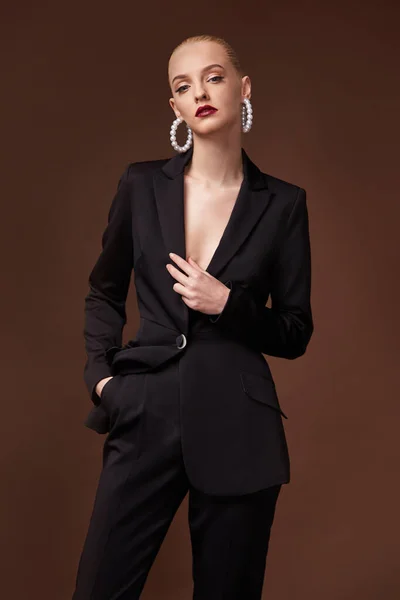 美しいですセクシー女性服のために出会い系ビジネススタイルスーツj — ストック写真