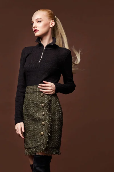 Szexi csinos nő wear blúz szoknya alkalmi trend divatcikkek — Stock Fotó