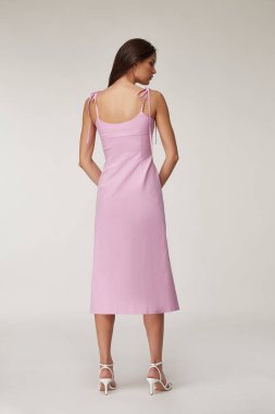 Güzel yüz doğal makyaj esmer vücut moda yaz koleksiyonu organik pamuk pembe ince elbise tarzı romantik randevu yürüyüşü, aksesuar ayakkabılar.