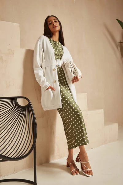 Modelo Moda Morena Pelo Desgaste Verde Puntos Seda Vestido Sandalias — Foto de Stock