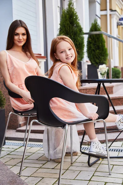 Mutter Und Tochter Sitzen Straßencafé Sommerzeit Glücklich Familientag Schöne Nette — Stockfoto