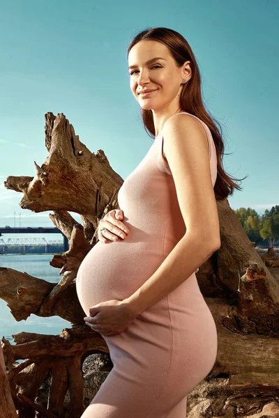 Красивая Молодая Беременная Женщина Ожидании Новорожденного Месяце Беременности Гуляя Парке — стоковое фото
