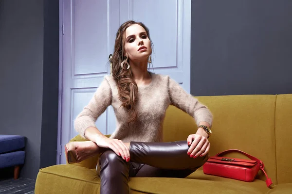 Sexy Donna Bellezza Trucco Indossare Schiuma Pantaloni Skinny Cashmere Lana — Foto Stock