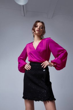 Güzel kadın iş stili koleksiyon parti kıyafetleri etek kemer günlük lüks kıyafetler her gün için aksesuar model podyum derisi yüz ve vücut şekli için mükemmel kadın vücudu..