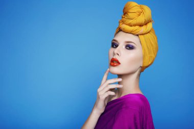 Genç, güzel, mükemmel, seksi bir kadının portresi. Uzun, pürüzsüz, bakımlı, şık saçlı, akşam makyajı organik kozmetik ürünleri, güzellik salonundaki yüz hatları..