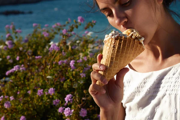 Kvinna Vacker Sommar Tid Äta Välsmakande Glass Vaffel Hav Sol — Stockfoto