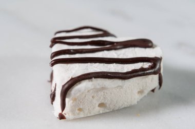 Kalp şeklinde hatmi mermer zemin üzerine üzerine çikolata Drizzled