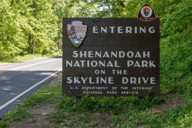 Waynesboro, Va - 22 Mayıs 2015. Hoş geldiniz işareti güney girişinde Shenandoah Milli Parkı için