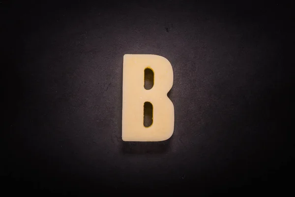 黒い鋳鉄製フライパンにバター文字 — ストック写真