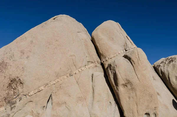 Costura Roca Piedra Arenisca Con Cielo Azul Profundo Día Claro — Foto de Stock