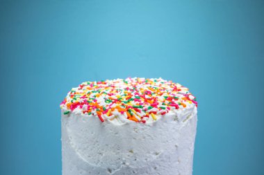 Gökkuşağı Sprinkles etkisi vurgulama ile ışık mavi zemin üzerine