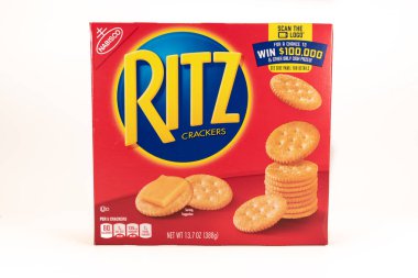 10 Nisan 2018: Ritz kraker kutusunun izole beyaz arka plan kavramsal içerik