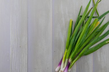 Üzerinde kopya alanı sola doğru üzerinde scallions tarafsız tablo üst üzerinde