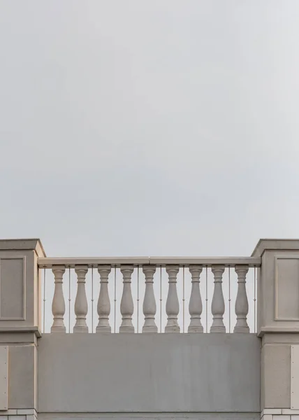 Verziertes Geländer Weißen Himmel Mit Kopierraum — Stockfoto