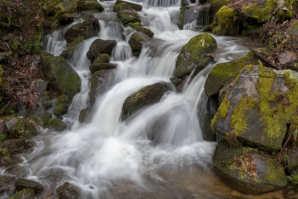 Agua Corriendo Sobre Rocas Musgosas Ahumados —  Fotos de Stock