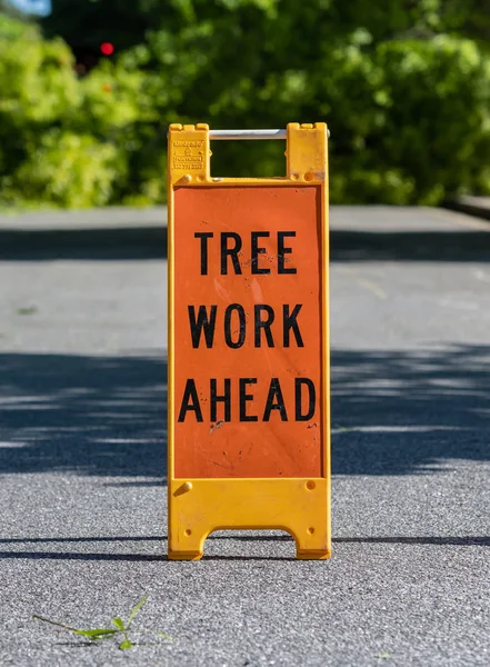 Albero Lavoro Avanti Cartello Pieghevole Sulla Strada Suburbana — Foto Stock