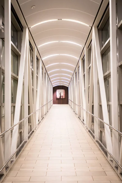 Witte Hemel Brug Verbindt Twee Gebouwen — Stockfoto