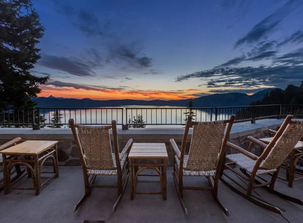 Rocking Chairs Table Overlook Crater Lake Sunrise — Stock Photo, Image