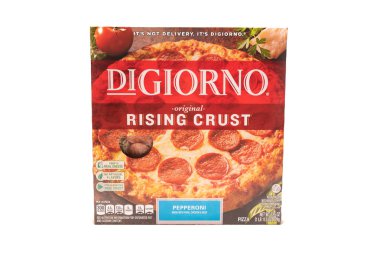 10 Nisan 2018: Coneptual editoryal Digiorno, dondurulmuş pizza üzerinde beyaz izole