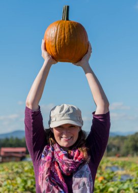 Gülümseyen kadın tutan kabak bitti kafasından kabak yama