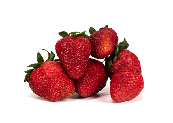 Mittelgroßer Haufen Reifer Erdbeeren Isoliert Auf Weißem Hintergrund — Stockfoto