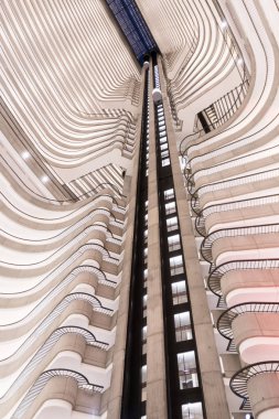 3 Mart 2018: Atlanta, Amerika Birleşik Devletleri: balkon ve modern otel Atrium Asansör boşluğunda