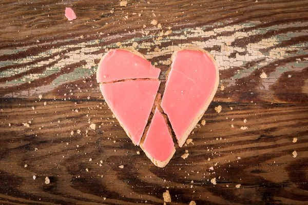 破碎的心饼干和面包屑的木质背景 — 图库照片