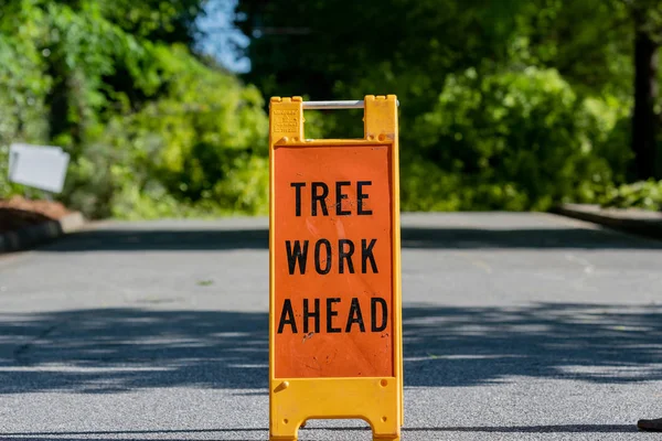 Boom Werk Komende Teken Blokken Suburban Straat — Stockfoto