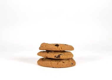 Üç çikolatalı kurabiye beyaz zemin üzerine yığılmış