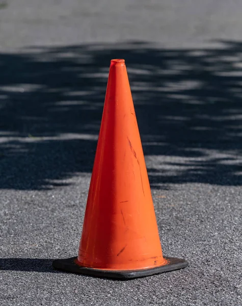 Orange Traffic Cone Sentado Aspahlt Vertical — Fotografia de Stock