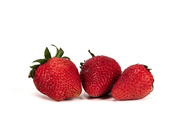 Kleine Gruppe Von Erdbeeren Auf Weißem Hintergrund — Stockfoto