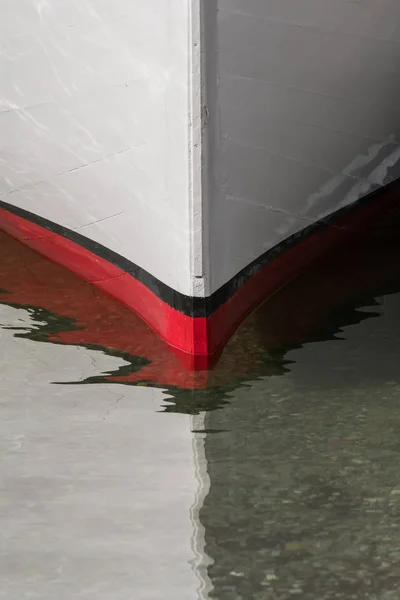 Красно Белая Лодка Спокойном Озере — стоковое фото