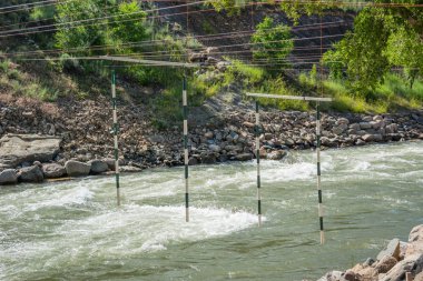 Gates kanocu için pratik slaloms Animas Nehri boyunca için asmak