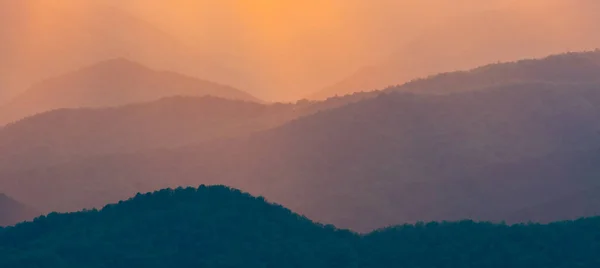 Dumanlı Dağlar Üzerinden Sis Aracılığıyla Pembe Işık Parlar — Stok fotoğraf
