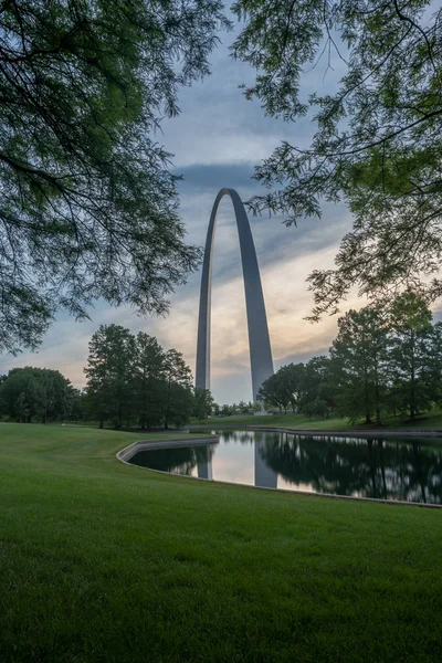 Parque Lagoa Sob Gateway Arch Louis — Fotografia de Stock